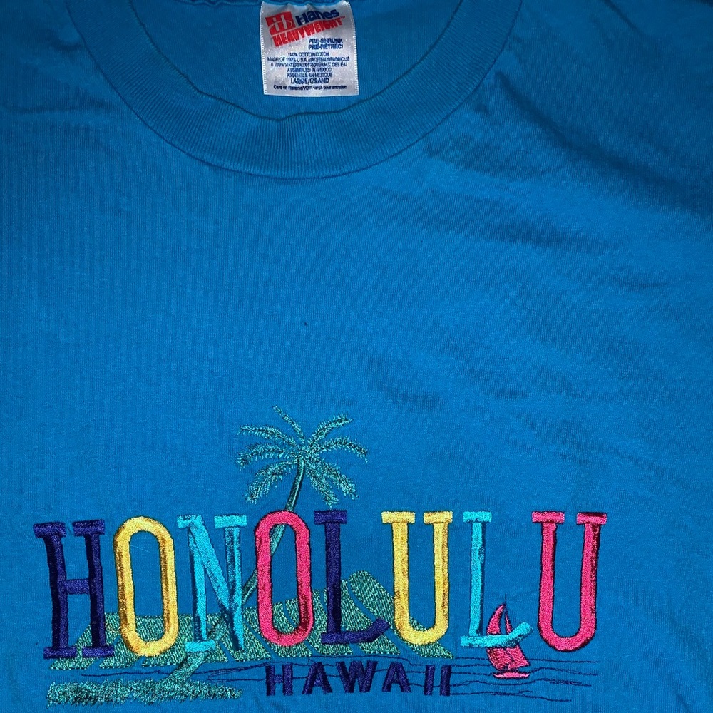 VINTAGE Honolulu Hawaii embroidered T, sz L. Hanes